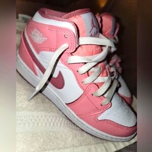 Jordan 1 Mid "Coral Chalk/Desert Berry/White" Unisex"